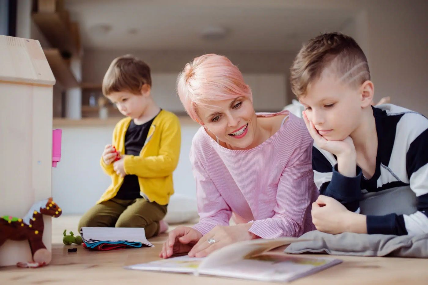 Pedagogisch professional leest voor aan twee kinderen