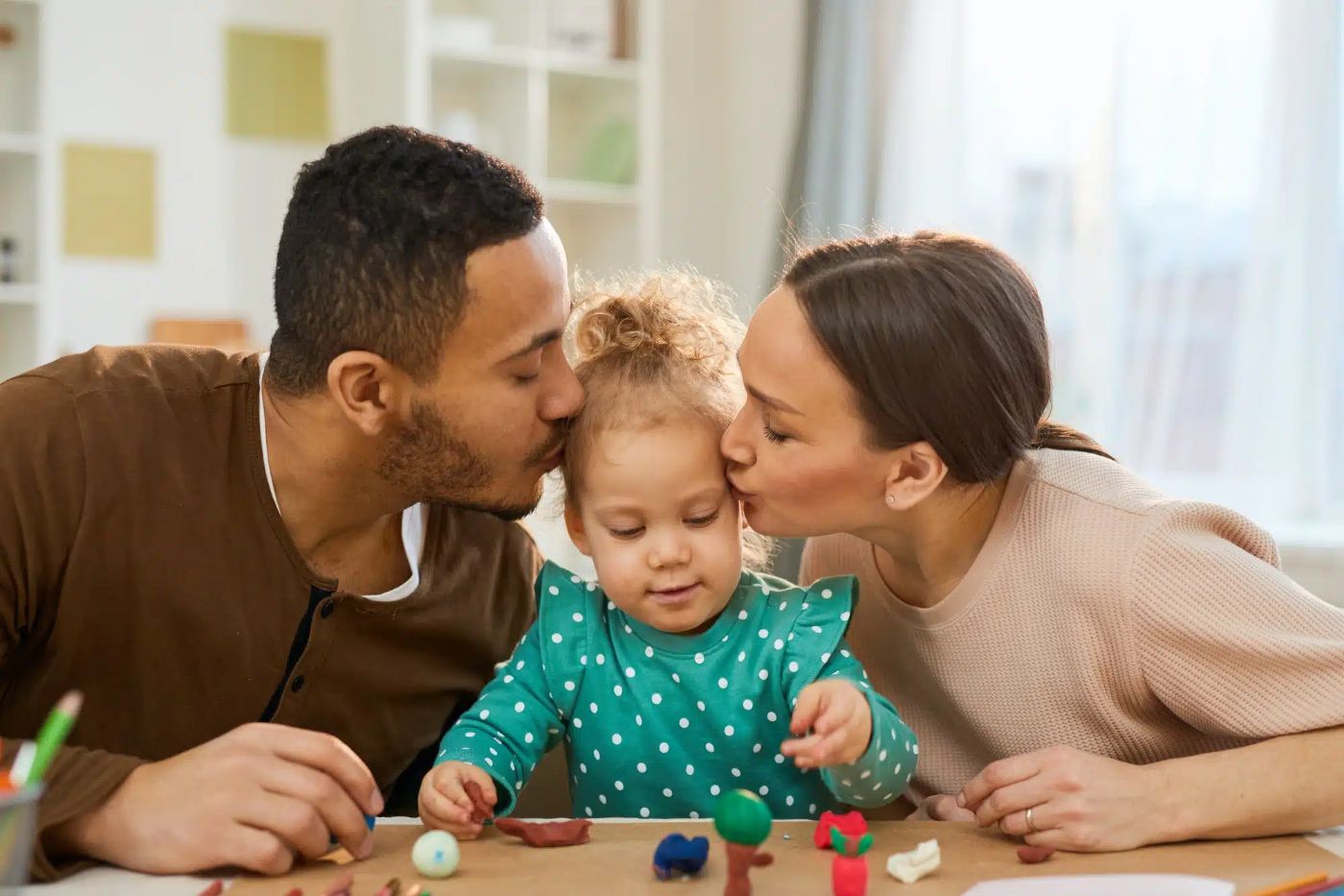 Ouders geven hun dochter een kus